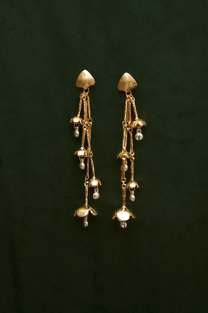 Pendientes largos campanilla oro de Sophie and Lucie (130 euros)