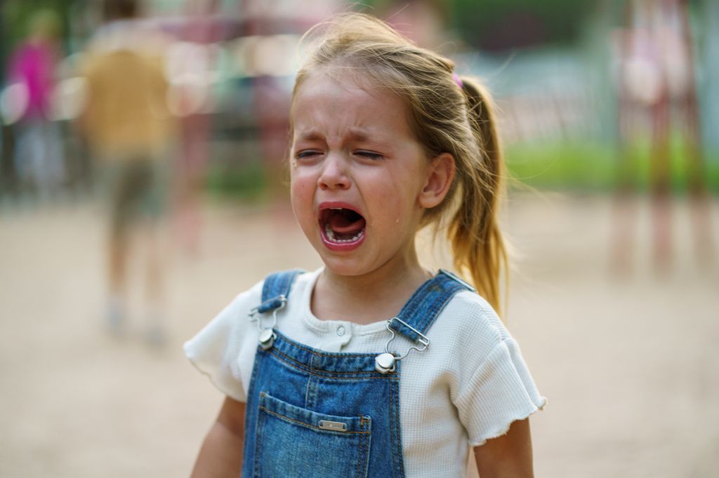 niña llorando en la calle