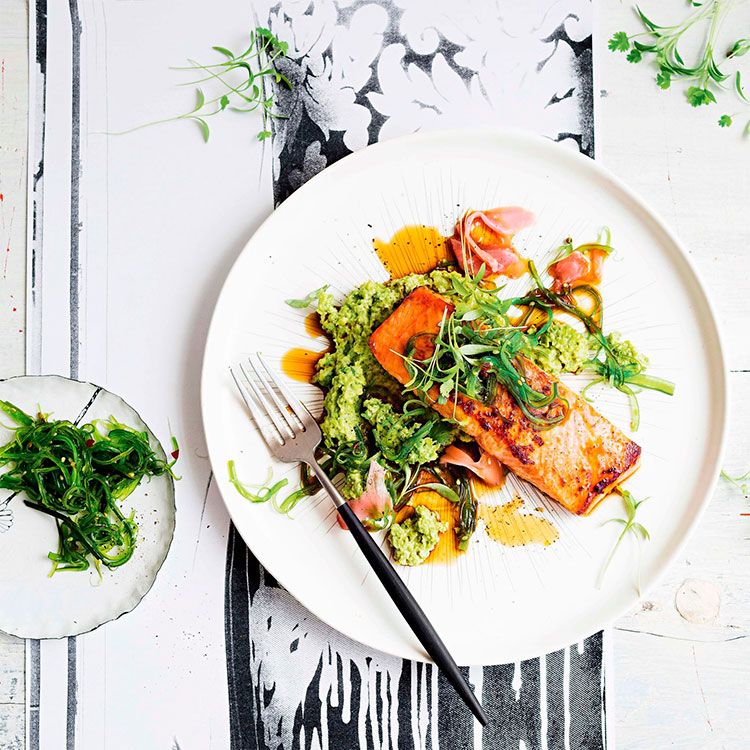 Salmón braseado con puré de edamame y salsa 'Sriracha'