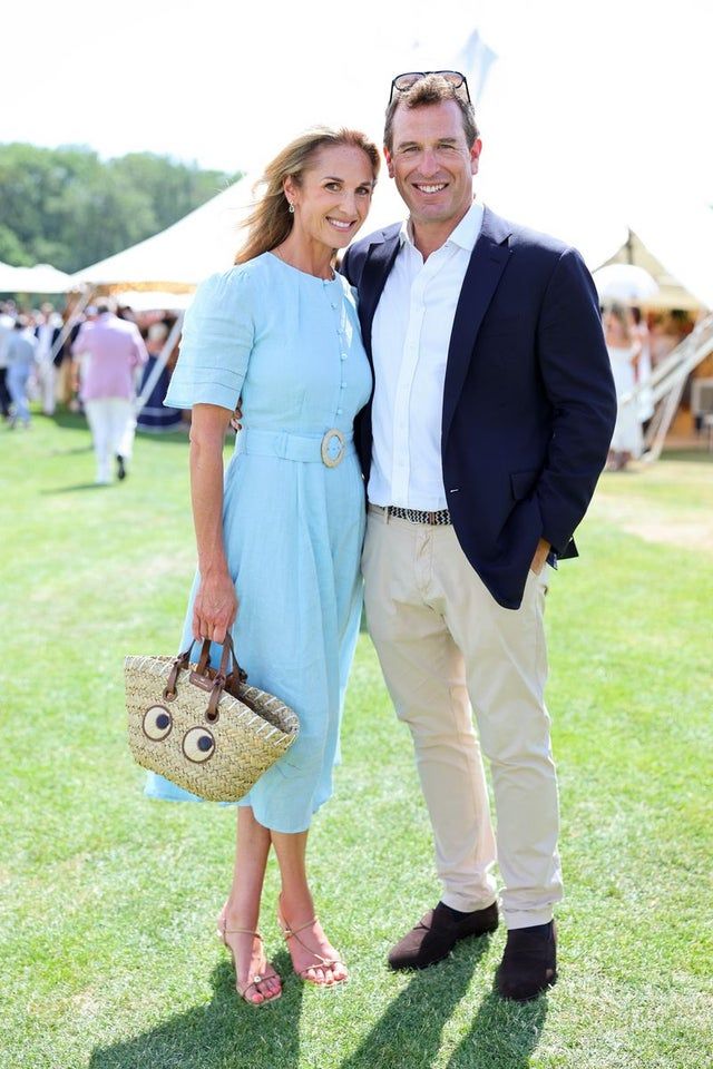 Peter Phillips y su esposa, Harriet Sperling, apostaron por un elegante estilo veraniego mientras seguían el partido benéfico de polo desde la banda.