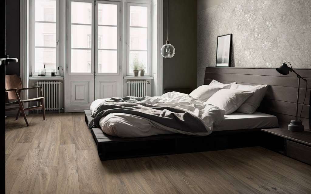 Dormitorio con suelo de madera