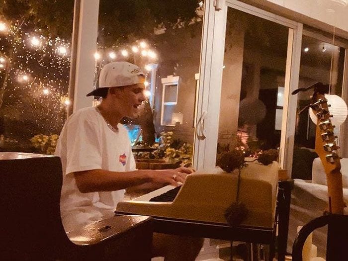 Cruz Beckham tocando el piano