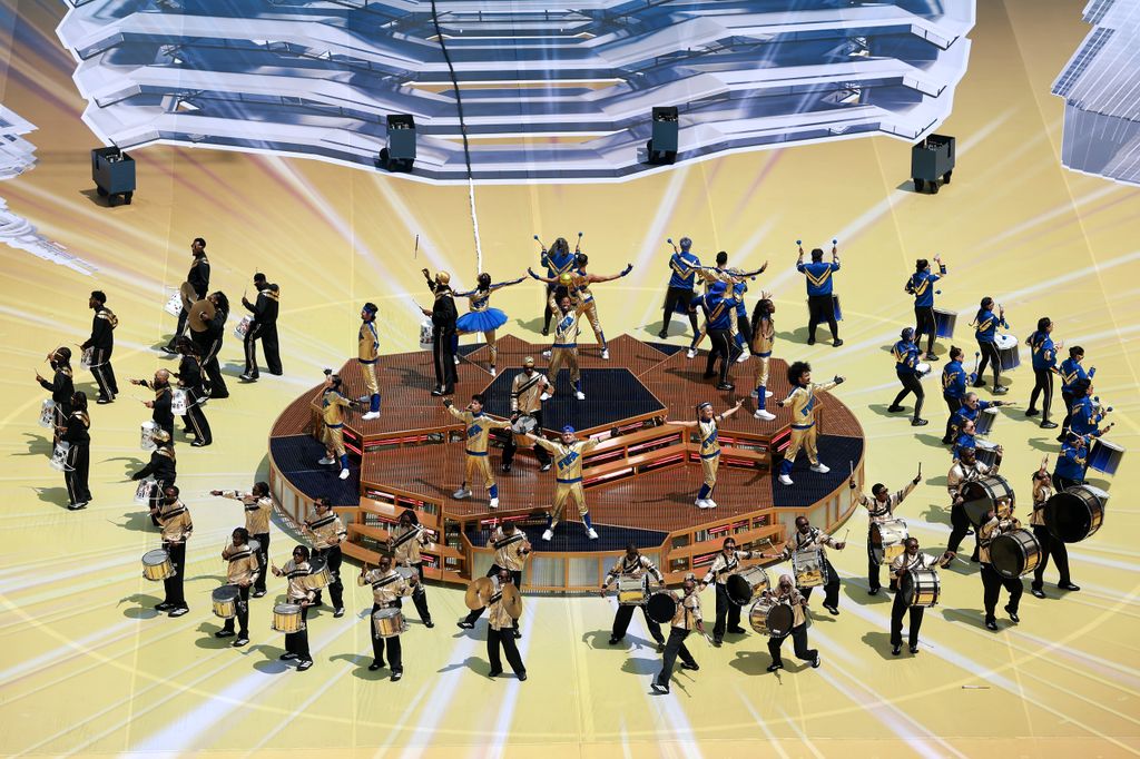 La ceremonia arrancó con decenas de bailarines que llevaban tambores y platillos.