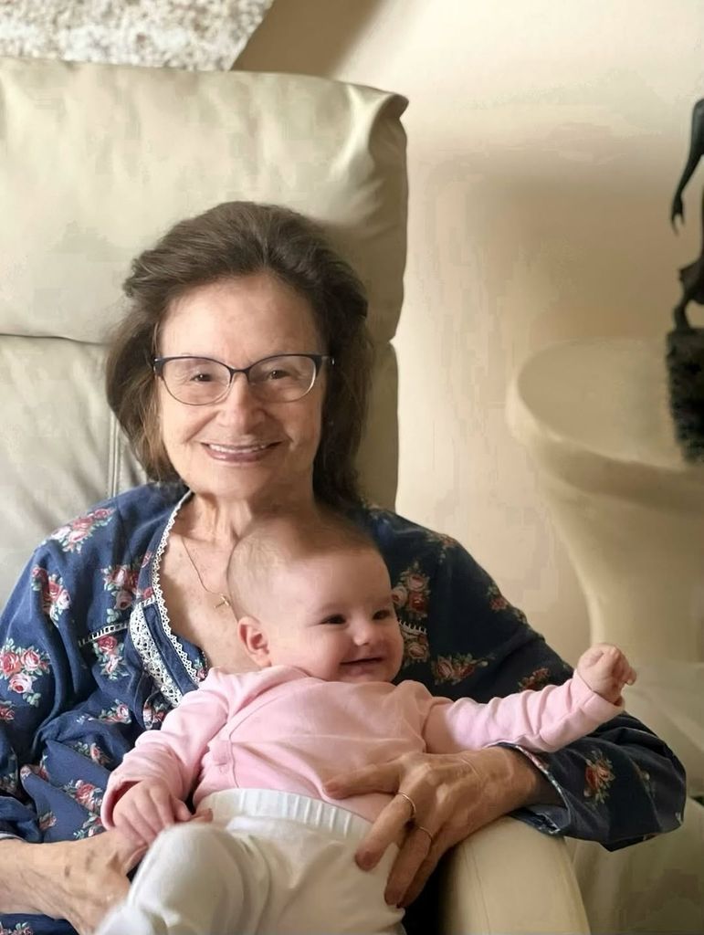 La madre de Mario Cimarro con la pequeña Brianna en brazos.