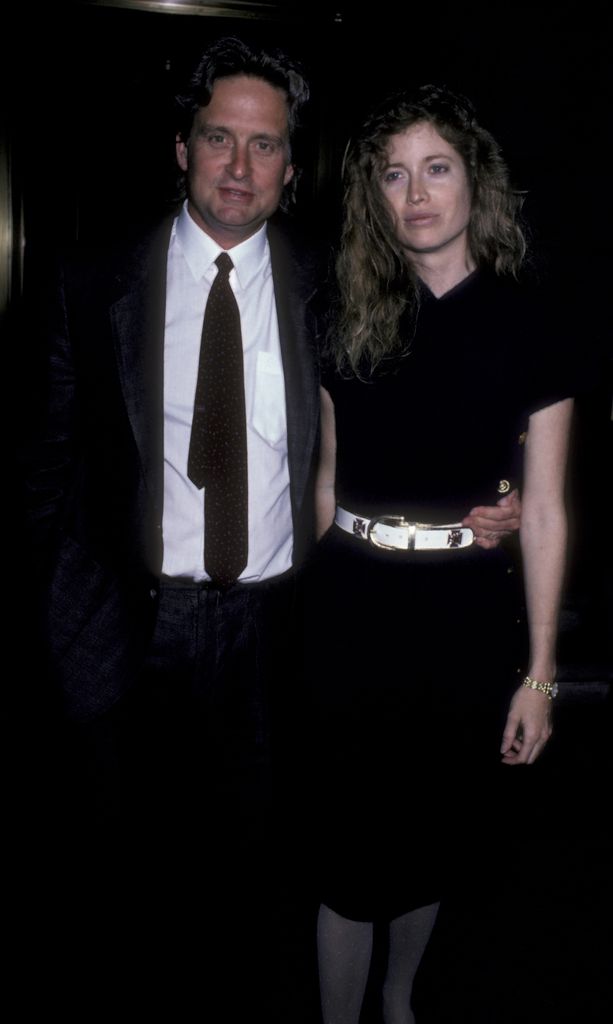 Michael Douglas con su esposa Diandra Douglas, fotografiados en 1986.