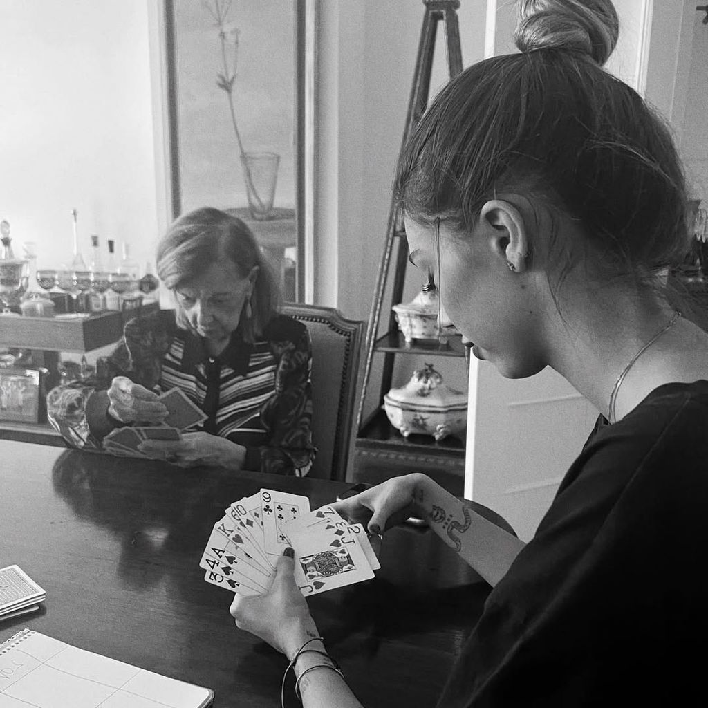 Alejandra Rubio y su abuela María Teresa Campos jugando a las cartas