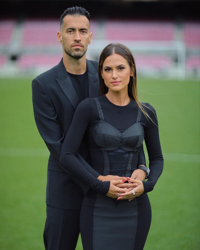 Sergio Busquets con su pareja, Elena Galera el día de su despedida del F. C. Barcelona