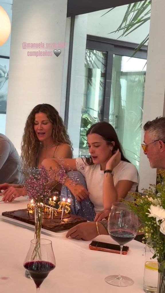 Jaydy Michel y Alejandro Sanz con su hija en su cumpleaños 25.