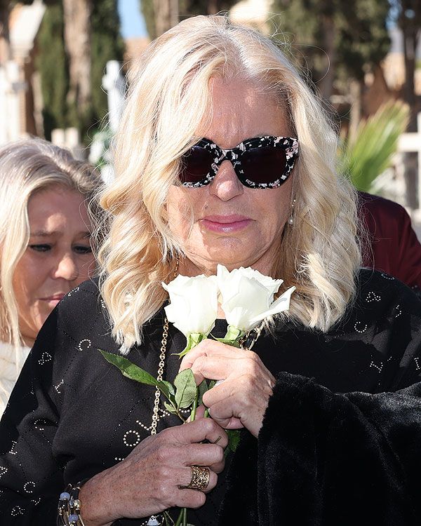 Bárbara Rey con una flor
