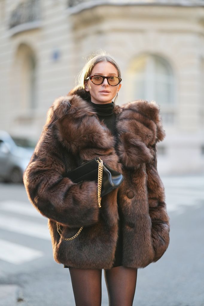 Los abrigos afelpados también se han apoderado del street style. 