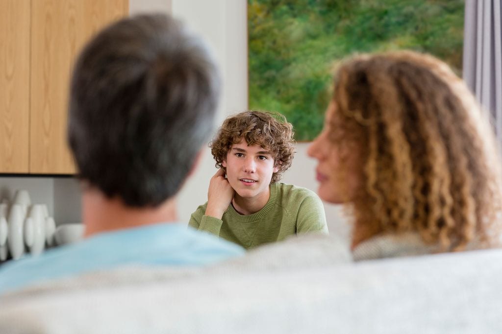 Adolescente escucha a sus padres