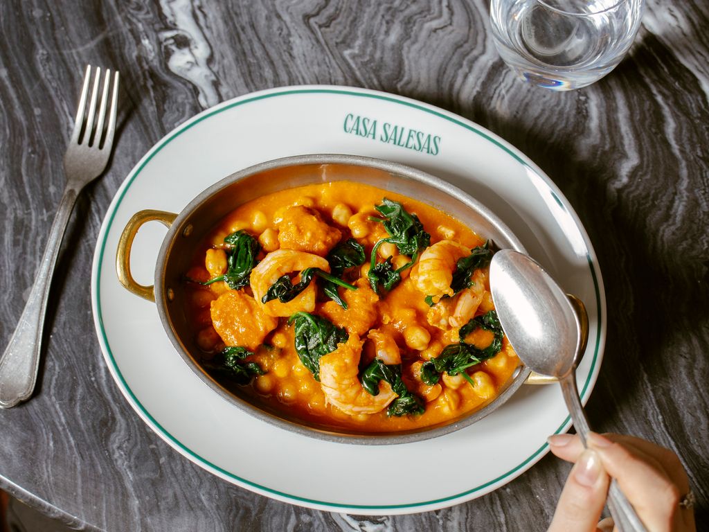Potaje con garbanzos y langostinos de Casa Salesas
