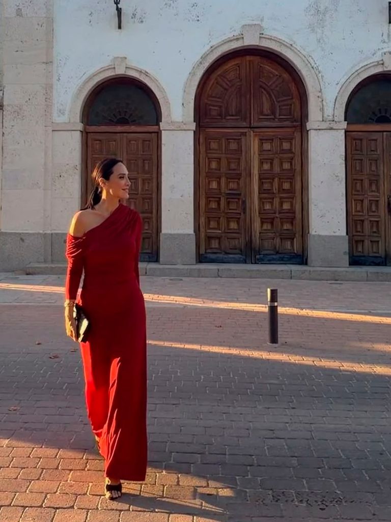 Tamara Falcó, elegante con un vestido de invitada de boda que recuerda la elegancia de Isabel Preysler