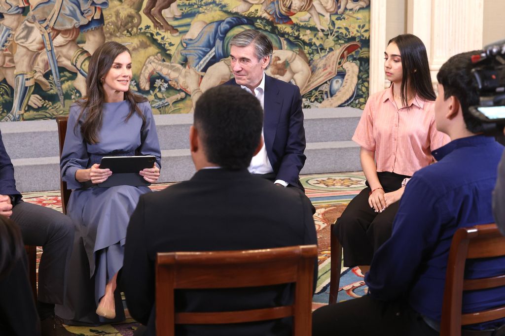 La Reina recibe a jóvenes de Colombia y Perú, hijos de emprendedores vulnerables, que podrán ir a la universidad gracias a una beca de la Fundación Microfinanzas BBVA (FMBBVA).
