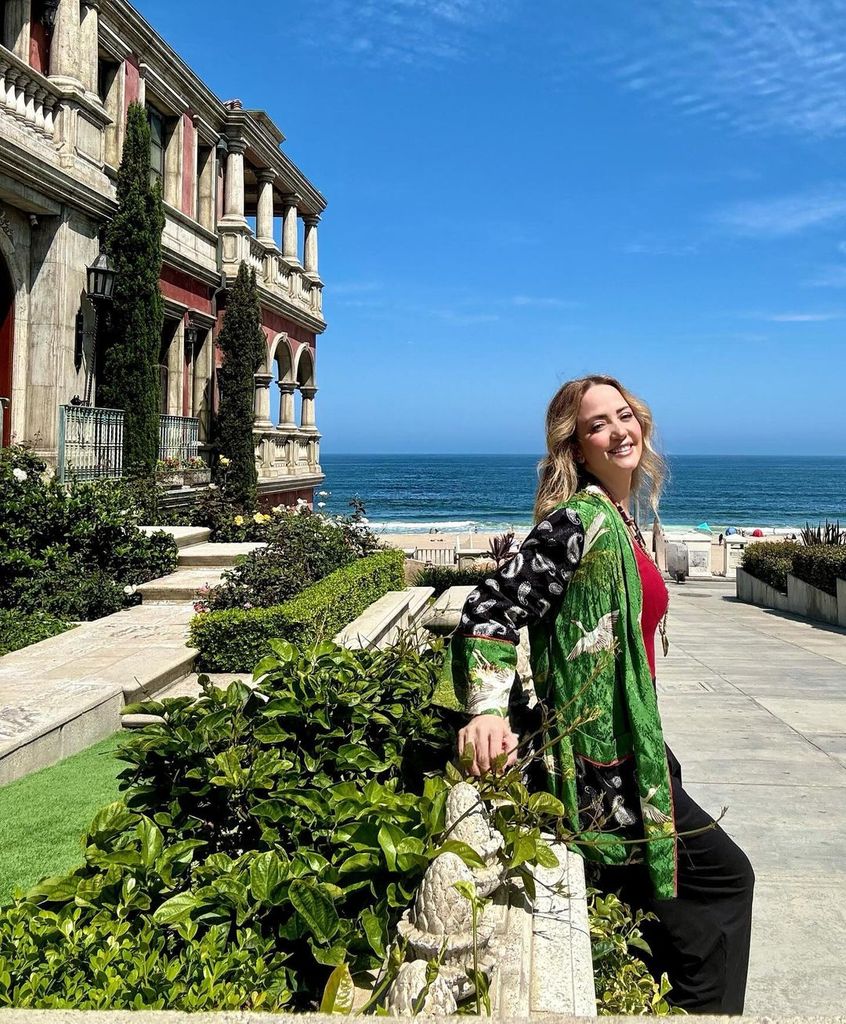 Andrea Legarreta usó su cuenta de Instagram para compartir varios posados en la playa