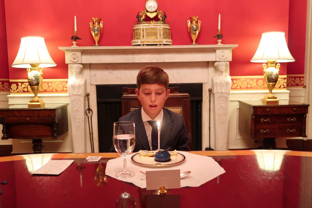 El niño sopló la velita de su pequeño pastel de cumpleaños.