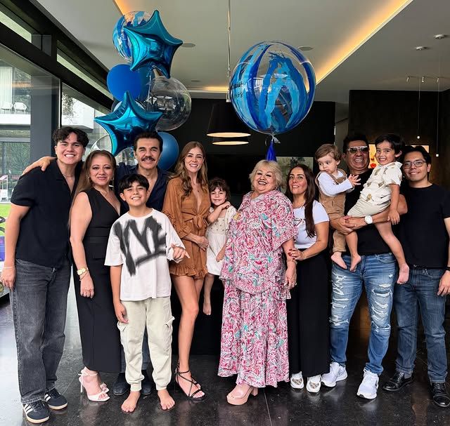 El artista celebró rodeado de toda su familia