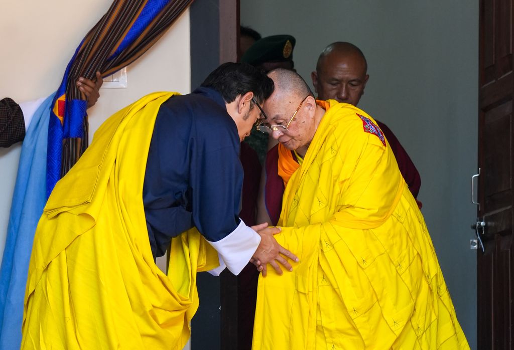 El Rey de Bután conociendo las instalaciones de Gelephu Mindfulness City