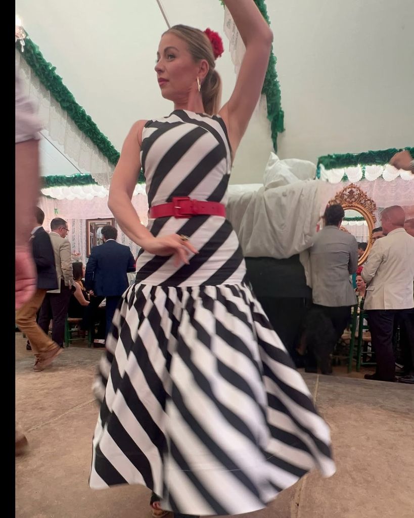 La actriz sacó sus mejores pasos de flamenco en la caseta en la que disfrutó de la feria.