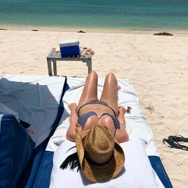 Ariel Winter disfruta del sol pero protegiendo su piel