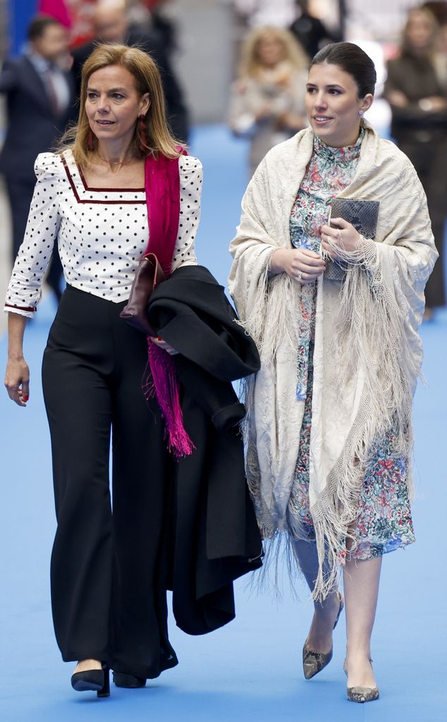 Teresa Urquijo con mantón de Manila en San Isidro junto a José Luis Martínez Almeida, 2026.