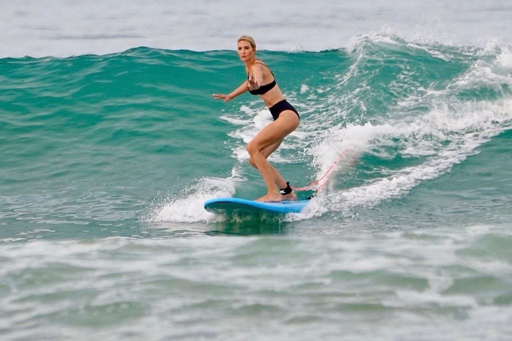 Ivanka Trump surfeando en Costa Rica