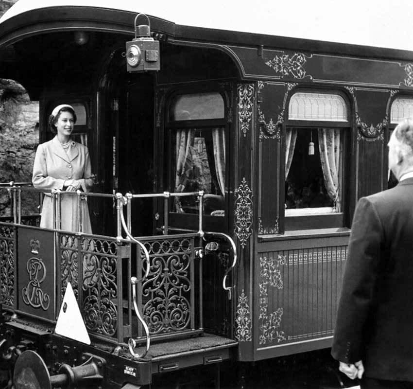 La reina Isabel II llega a Leura, Nueva Gales del Sur, a bordo del tren real en el Queen's Royal