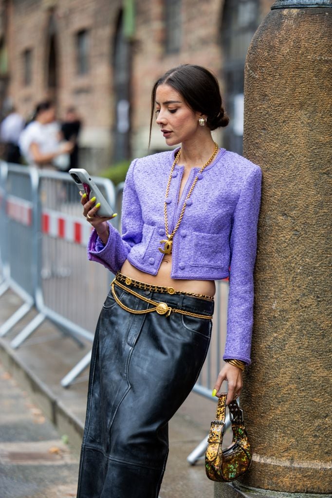 Mina Habchi con falda de cuero negra, chaqueta corta en color malva y accesorios dorados en Dinamarca