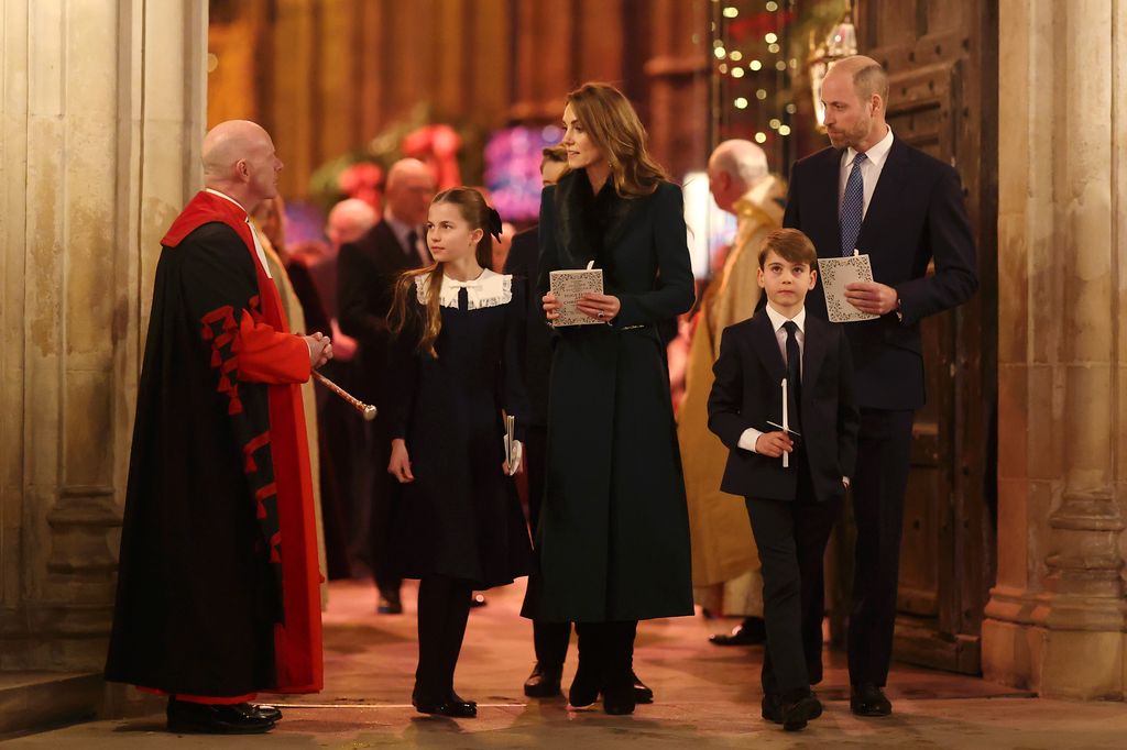 La familia real saliendo del servicio 'Together At Christmas' en la Abadía de Westminster.