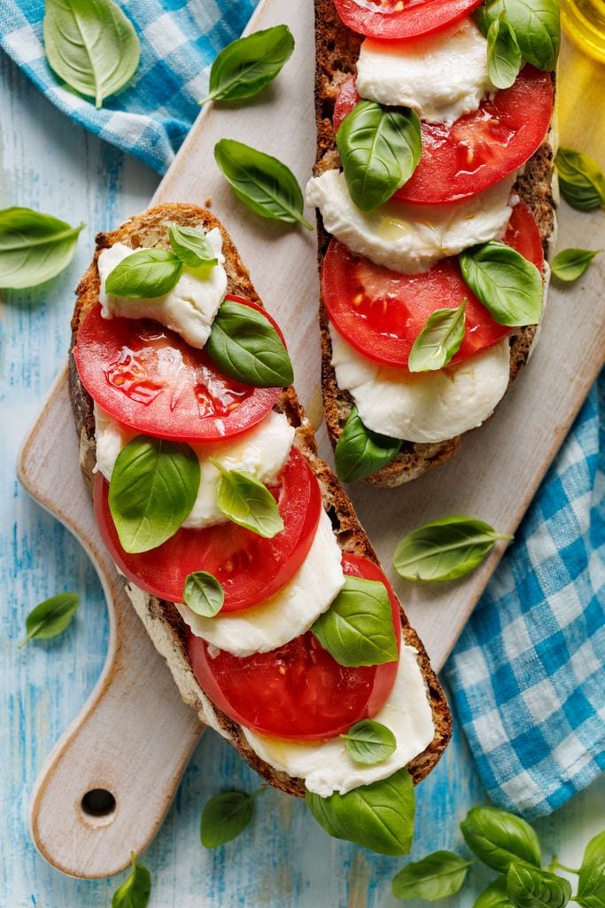 Tostas de estilo Caprese