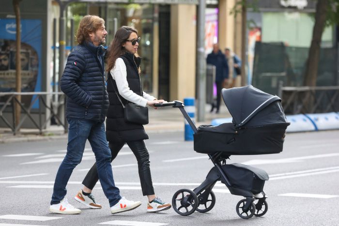 El juez Santiago Pedraz y Elena Hormigos paseando a su hijo Jacobo