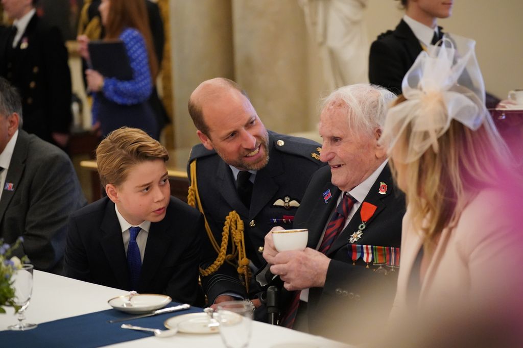 El príncipe George saludando en la fiesta del té en homenaje a veteranos de guerra