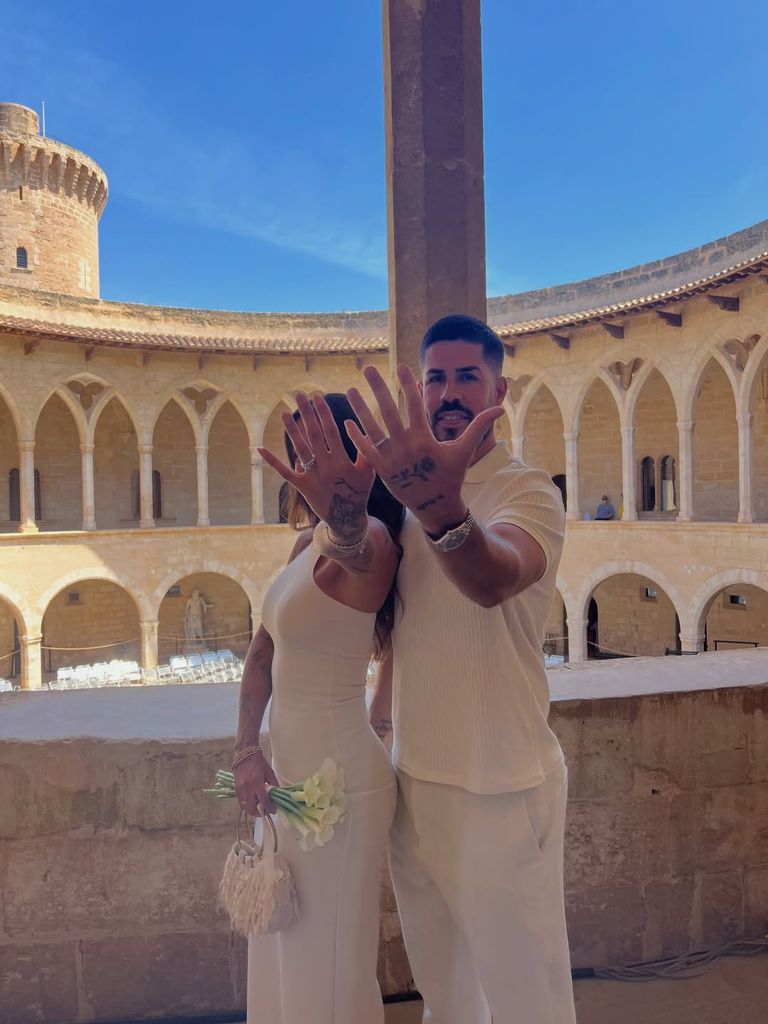 Igor Asensio y Marina Llopis enseñando sus anillos de recién casados