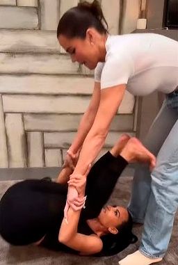 Dos de las hermanas, haciendo el 'Titanic Challenge'