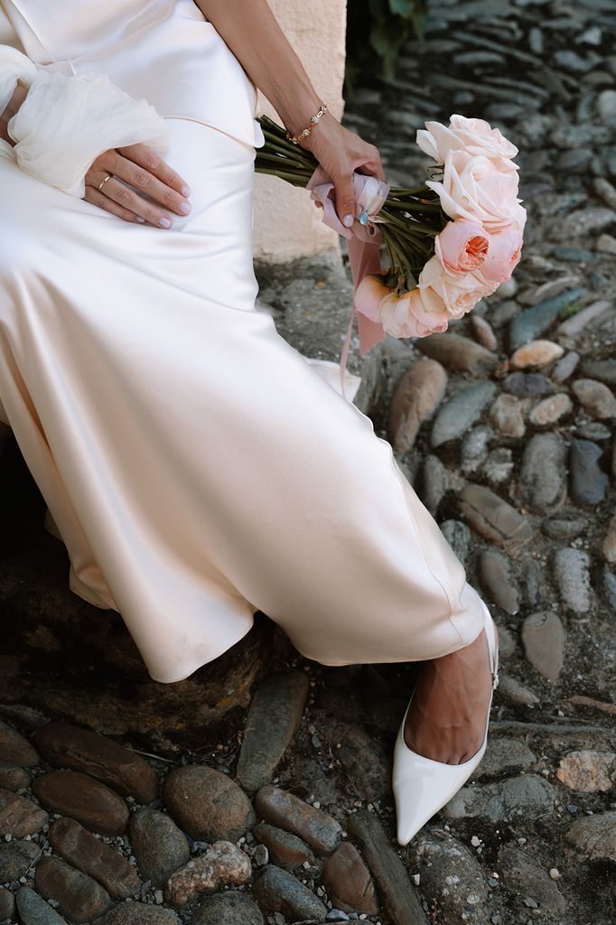 Nerea con zapatos de Jimmy Choo y ramo de rosas Austin