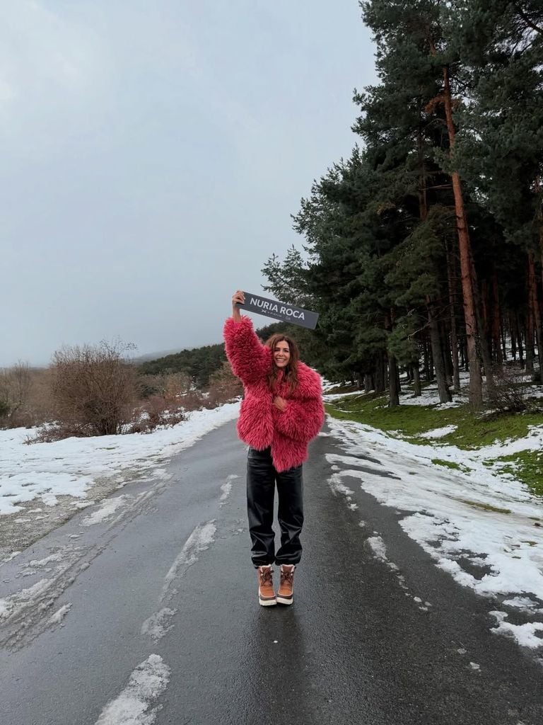 Nuria Roca con abrigo rosa 'Barbie' de efecto pelo, en la nieve.