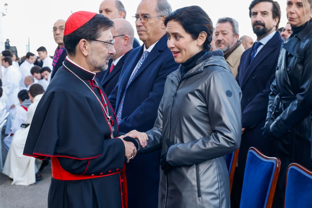 Isabel Díaz Ayuso saluda al arzobispo de Madrid, José Cobo Cano
