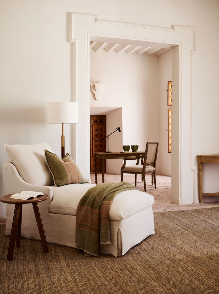 Rincón de lectura con chaise longue y mesa auxiliar de madera