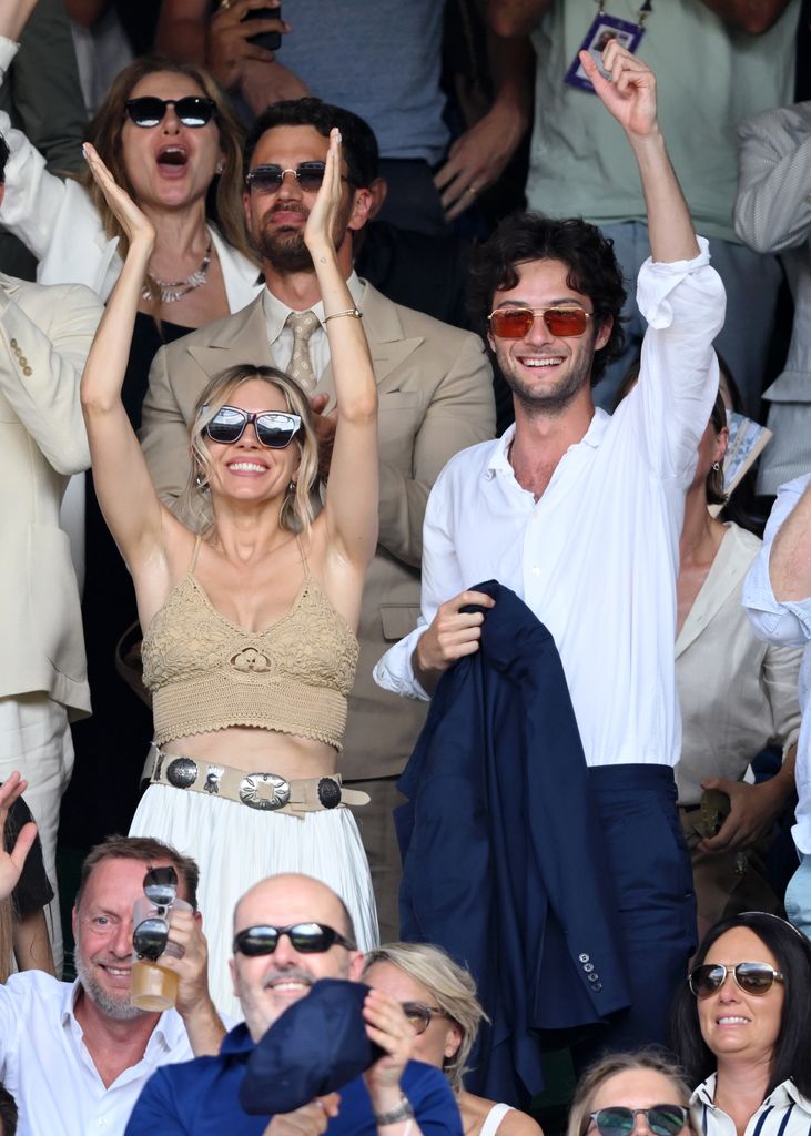 Sienna Miller junto a su pareja Oli Green disfrutando de Wimbledon desde las gradas. 