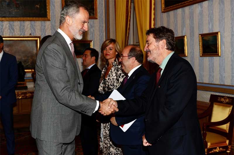 El Rey saluda a Luis García Montero