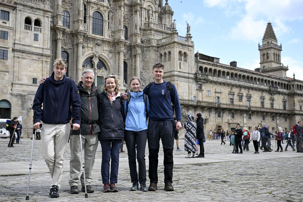Felipe y Matilde de Bélgica, con sus hijos, en abril de 2025 en Santiago de Compostela