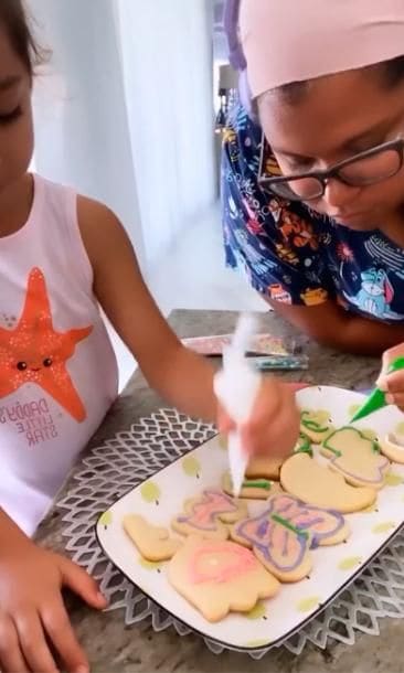 Alaia decorando galletas