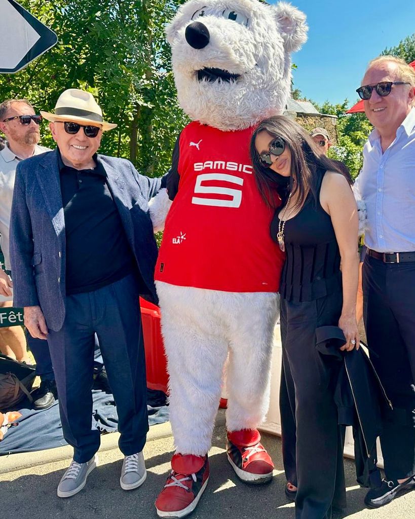 Salma Hayek compartió unas fotos para felicitar al padre de su esposo por su cumpleaños número 89.