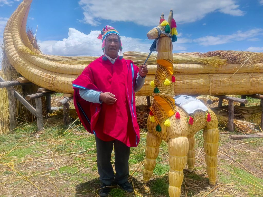 Uno de los artesanos con la balsa Yampú