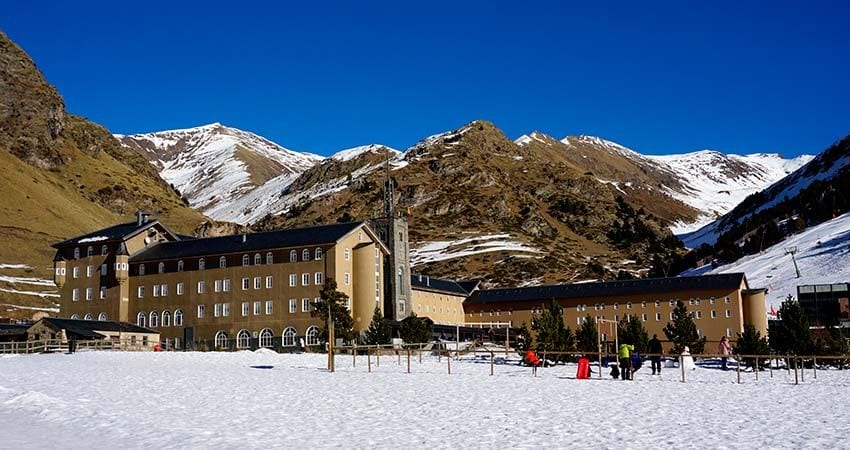 Santuario y valle de Núria en invierno, Girona