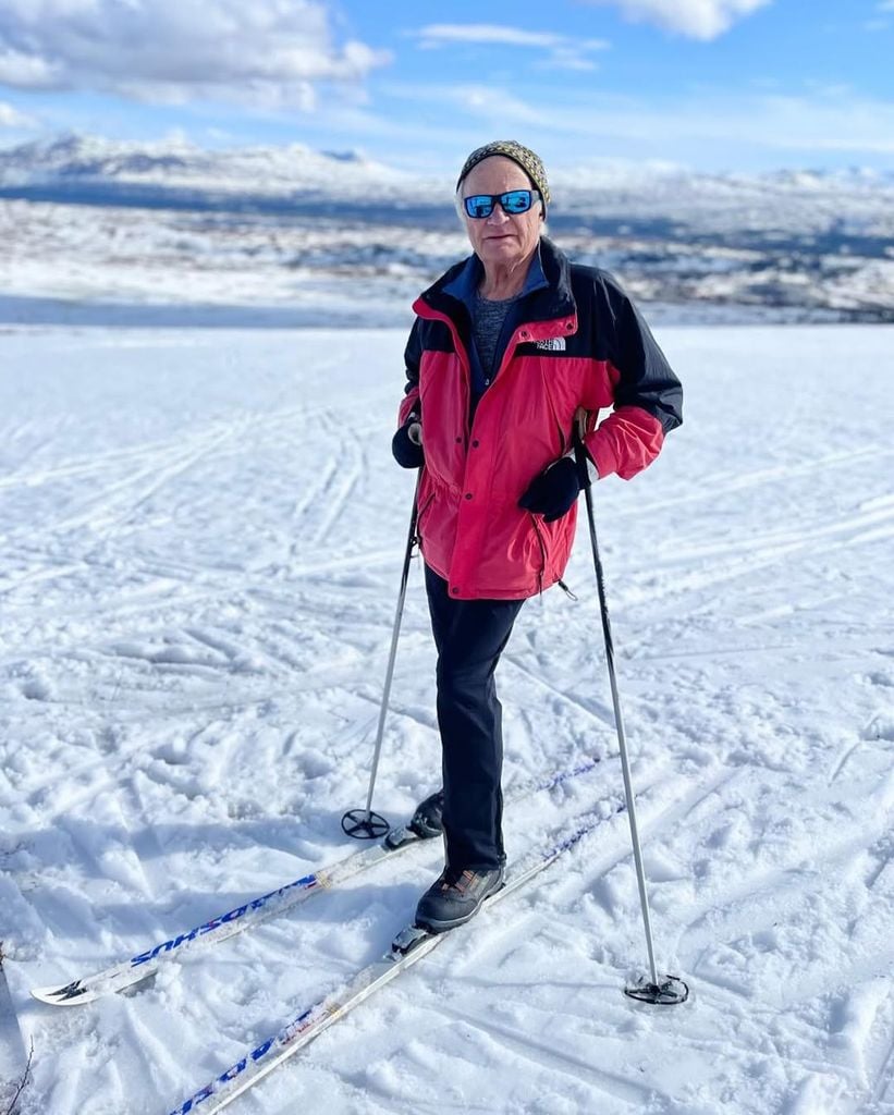 Carlos Gustavo de Suecia con 78 años practicando esquí de fondo durante sus vacaciones de Pascua del año 2025
