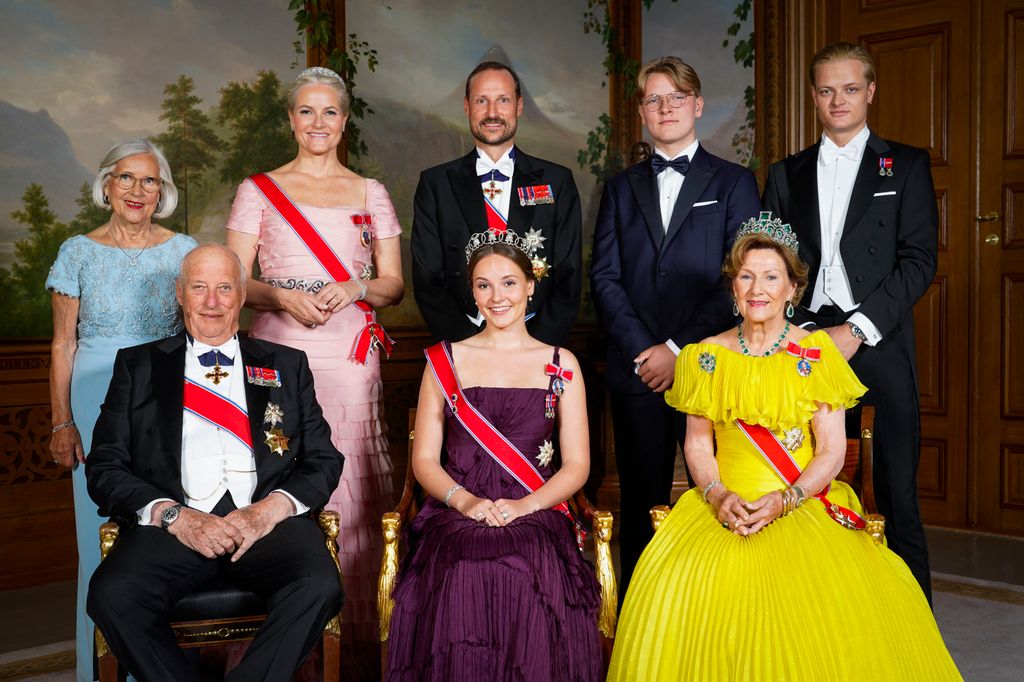 Foto oficial de Marius con la Familia Real noruega
