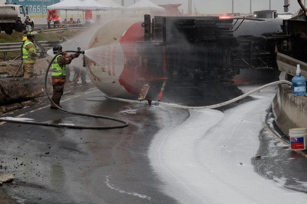 Bomberos atendieron el llamado de emergencia en la zona cercana al puente de la Concordia 