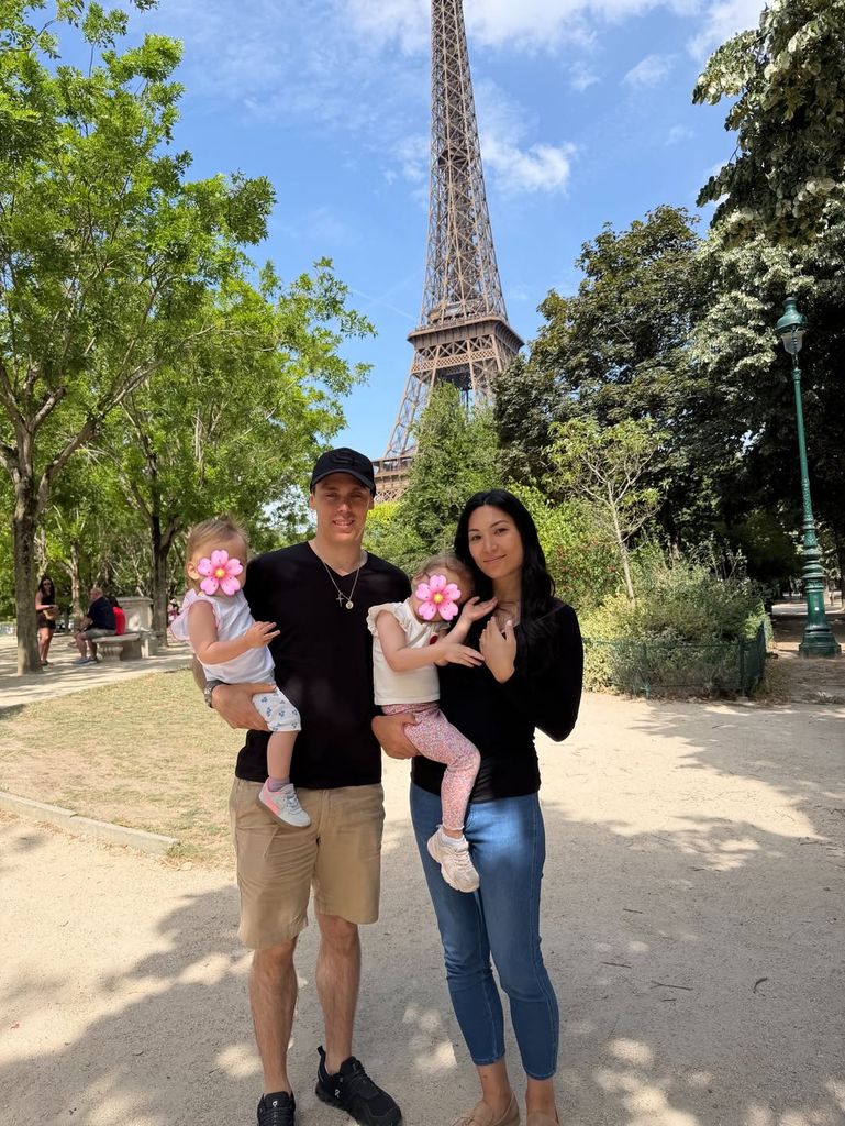 La pareja junto a sus dos hijas con la Torre Eiffel 