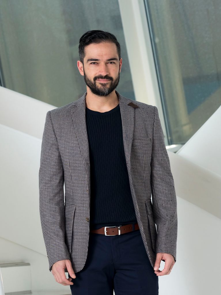 Alfonso Herrera tuvo una lesión hace varios años que aún le molesta
